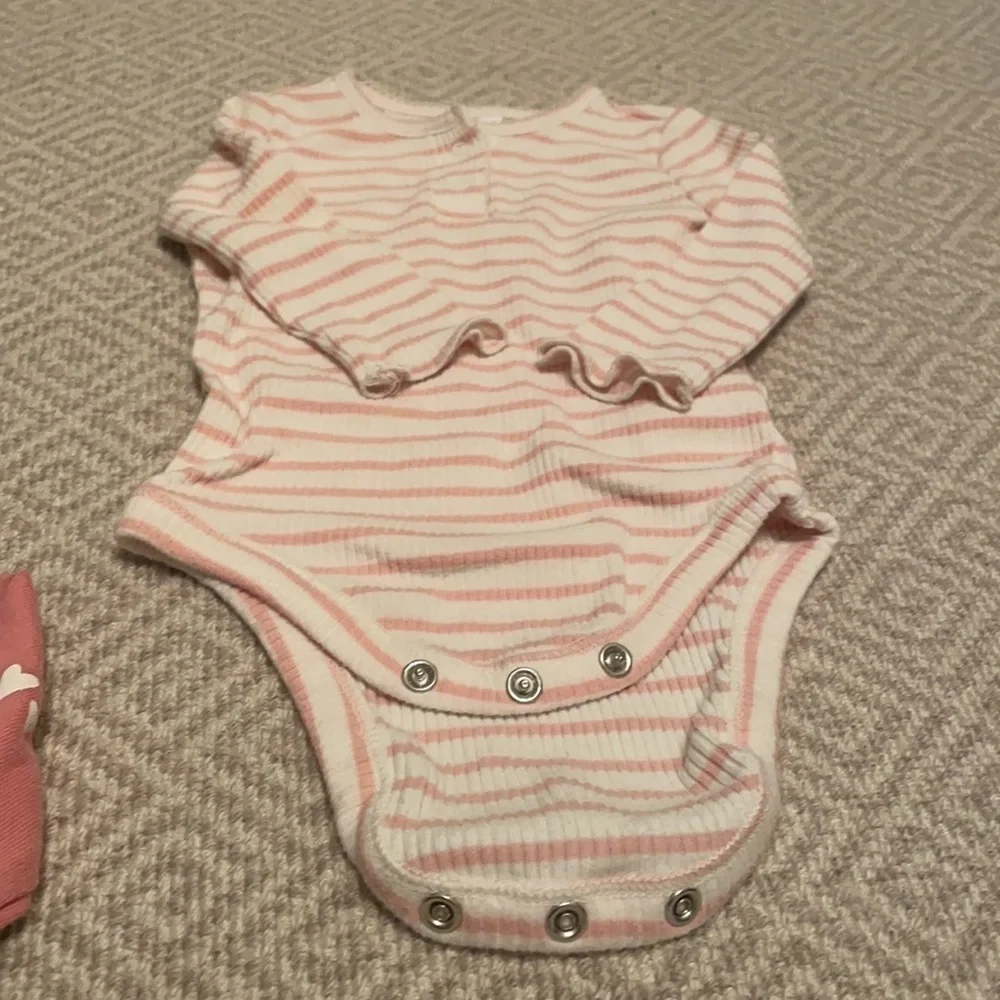 Old Navy Bundle striped set and heart print onesie  pink white 3-6M